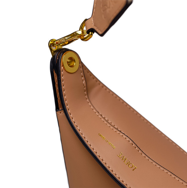 Сумка Luna Leather Shoulder Bag in Beige 1389678