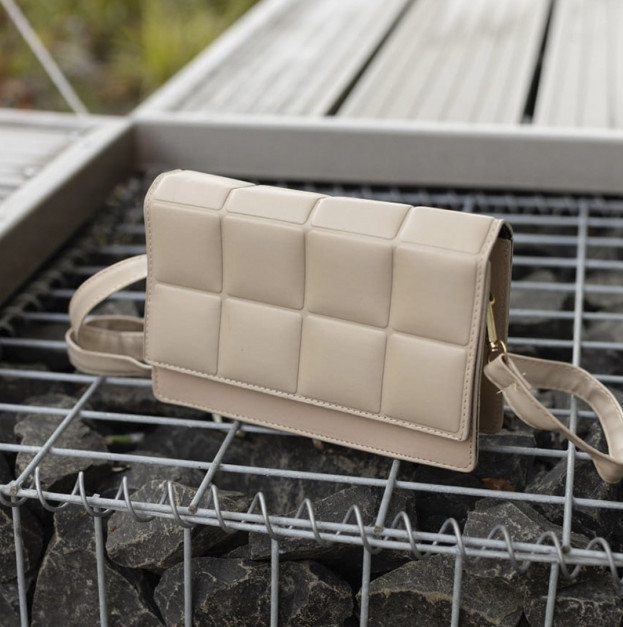 Bag Padded Cassette Beige
